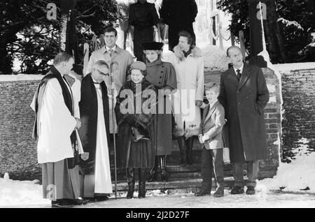 La famiglia reale lascia la Chiesa di Santa Maria Maddalena, Sandringham, Norfolk, dopo il servizio annuale della chiesa della stagione delle feste. La foto mostra la regina Elisabetta II, il principe Andrew, la principessa Anna, la principessa Diana e il principe Filippo, il duca di Edinbugh. Quest'anno 1985, la stagione di Natale ha visto una sana caduta di neve. Foto scattata il 29th dicembre 1985 Foto Stock