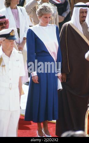 Principe e Principessa di Galles, Medio Oriente Tour Novembre 1986. I nostri spettacoli di foto ... Principessa Diana all'Aeroporto Internazionale di King Khalid, lasciando Riyadh per Jeddah, Arabia Saudita, mercoledì 19th novembre 1986. Foto Stock