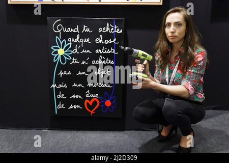 Parigi, Francia. 13 marzo 2022, un artista alla mostra Art 3F il 13 marzo 2022 a Parigi, Francia. Credit: Gerard Crossay/Alamy Stock Photo Foto Stock