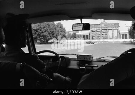 Vista sul muro di Berlino, Germania. Nella foto sono raffigurate la polizia militare reale. 7th agosto 1986. Foto Stock