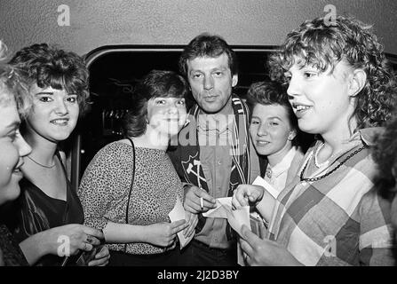 Leslie Grantham incontra i tifosi allo Zhivagos Nightclub di Nottingham. 14th giugno 1986. Foto Stock