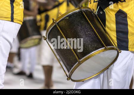 Scuola Sao Clemente Samba a Rio de Janeiro, Brasile - 13 marzo 2022: Scuola Sao Clemente Samba al Marques de Sapucai sambadrome di Rio de Janeiro Foto Stock