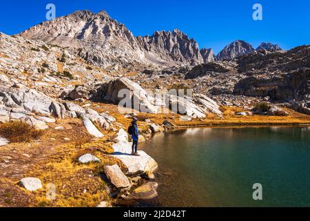 Escursionista a Dusy Basin sotto il Palisades, Kings Canyon National Park, California USA Foto Stock