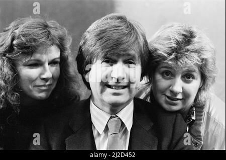 (Da sinistra a destra) Julie Walters, Melvyn Bragg e Victoria Wood al Piccadilly Theatre London.13th Gennaio 1985 Foto Stock