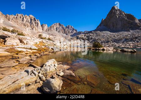 Escursionista a Dusy Basin sotto il Palisades, Kings Canyon National Park, California USA Foto Stock