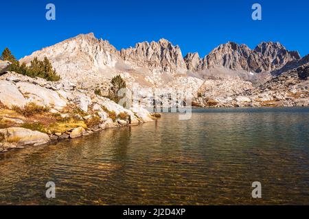 Escursionista a Dusy Basin sotto il Palisades, Kings Canyon National Park, California USA Foto Stock