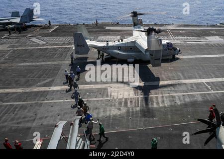 SOUTH CHINA SEA (24 marzo 2022) distinti visitatori dalle Filippine partono dal vettore aereo di classe Nimitz USS Abraham Lincoln (CVN 72). Abraham Lincoln Strike Group è in fase di implementazione pianificata nell'area delle operazioni della flotta USA 7th per migliorare l'interoperabilità attraverso alleanze e partnership, fungendo da forza di risposta pronta a supportare una regione indopacifica libera e aperta. (STATI UNITI Foto Navy di Mass Communication Specialist 3rd Classe Javier Reyes) Foto Stock