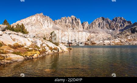 Escursionista a Dusy Basin sotto il Palisades, Kings Canyon National Park, California USA Foto Stock