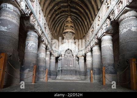 Chiyata con un'immagine di Buddha e stupa in Cave 19, Ajanta, Maharashtra, India Foto Stock