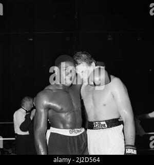 Frank Bruno contro Anders Eklund per il titolo europeo dei pesi massimi. Bruno ha battuto Eklund nel quarto round.1st ottobre 1985 Foto Stock