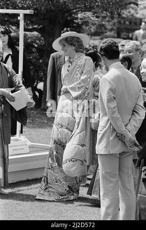 La principessa Diana di HRH, la Principessa del Galles, è aiutata dai funzionari della città a indossare un Kimono giapponese durante il suo tour del Castello Nijo a Kyoto, Giappone immagine presa 9th maggio 1986 Foto Stock