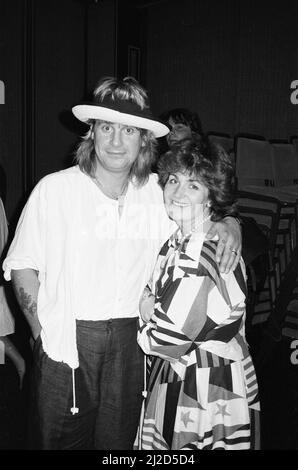 Il cantante Ozzy Osbourne, a capo di Black Sabbath, ha raffigurato con sua moglie Sharon a Rio de Janeiro, in Brasile, durante il Rock in Rio Festival a cui ha partecipato la sua band. Gennaio 1985. Foto Stock