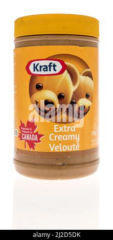 Winneconne, WI -30 marzo 2021: Un pacchetto di Kraft burro di arachidi extra cremoso su uno sfondo isolato Foto Stock
