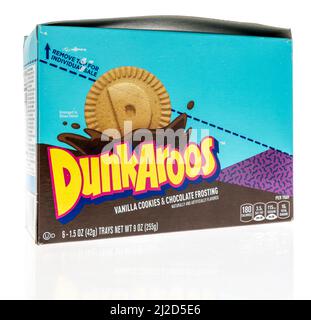 Winneconne, WI -30 marzo 2021: Un pacchetto di cuochi alla vaniglia Dunkaroos con glassa di cioccolato su sfondo isolato Foto Stock