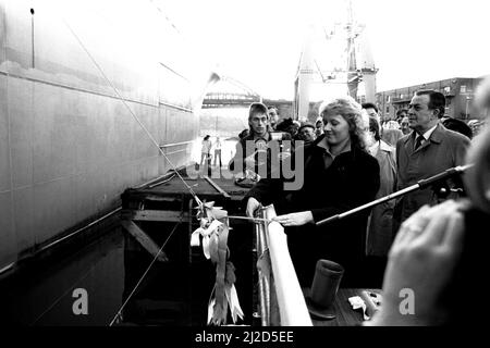 La cerimonia di denominazione della nave mercantile Dietrich Oldendorff al cantiere di North Sands di North-East Shipbuilders, Sunderland. Dignitari sconosciuti al lancio. 3rd novembre 1986. Foto Stock