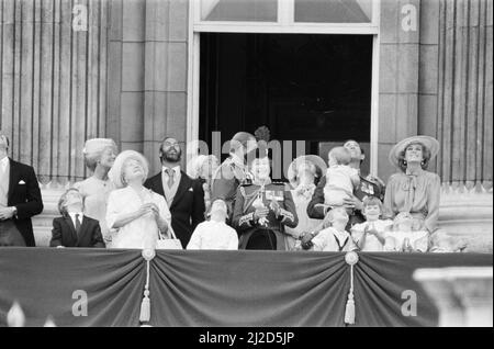 HRH la Principessa del Galles, la Principessa Diana, HRH il Principe del Galles, il Principe Carlo e i loro figli il Principe Guglielmo e il Principe Harry si unirono alla Regina Elisabetta II e alla Famiglia reale sul balcone di Buckingham Palace per la cerimonia del troping del colore del 1985. Foto scattata il 15th giugno 1985 Foto Stock