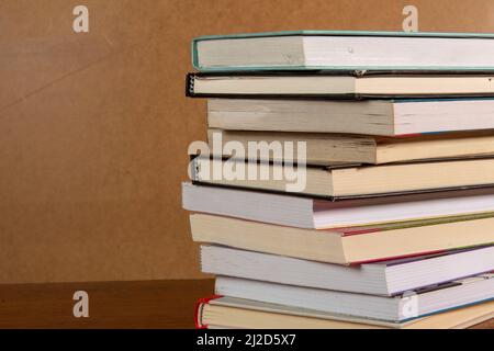 Primo piano della pila di sfondo dei vecchi libri usati. Mucchio di vecchi libri d'epoca. Torna a scuola. Spazio copia Foto Stock