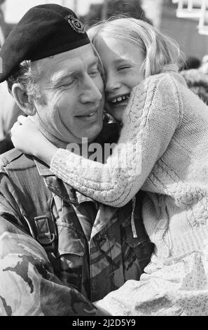 L'ultimo ritorno a casa per le unità militari del reggimento Royal Engineers 36th che si è svolto a RAF Brize Norton, Oxfordshire. Il reggimento, comandato dal tenente Colonel Geoff Field, è stato operativamente coinvolto nella campagna delle Isole Falklands. Foto mostra: Otto anni Suzanne Hartnell è superato con emozione come lei grida e sorride nelle braccia del suo padre restituito WO2 Peter Hartnell. 3rd settembre 1982. Foto Stock