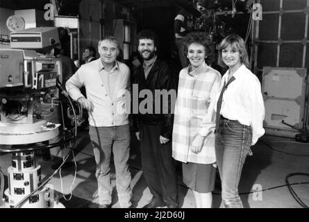 Membri del cast da Brookside sul set della Yorkshire Television, dove viene prodotta la fattoria di Emmerdale. Da sinistra a destra, Frederick Pyne (che suona Matt Skilbeck), Brian Regan (Terry Sullivan), sue Johnston (Sheila Grant) e Jean Rogers (Dolly Skilbeck). 1st marzo 1986. Foto Stock