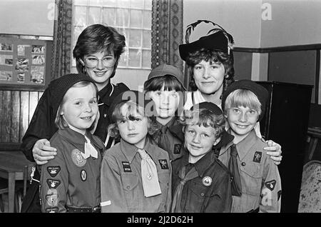 Guide e Brownies a Shelley hanno organizzato un viaggio lungo Memory Lane per celebrare il 75th compleanno del movimento. Indossarono vari cappelli e badge in uniforme indossati dalle ragazze nel corso degli anni per due eventi nel villaggio a cui hanno partecipato membri e funzionari del passato e del presente. Il Rev David Lapworth ha condotto un servizio di compleanno alla Chiesa Metodista di Shelley. All'incontro hanno partecipato ragazze del pacchetto Kirkburton West del 1st, ragazzi delle truppe locali Cub Scout e giovani che si uniranno al nuovo gruppo Scout del villaggio di¿. Al servizio ha partecipato anche la signora christine Bottom, commissario distrettuale responsabile. Più tardi le uniformi Foto Stock