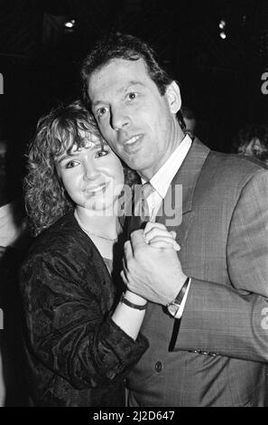 Le stelle di EastEnders Leslie Grantham e Susan Tully partecipano all'apertura della discoteca Paradise Lost, Watford. 15th novembre 1985. Foto Stock