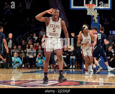 New York, New York, Stati Uniti. 31st Mar 2022. Texas A&M Aggies Guard Hassan Diarra (5) reagisce dopo aver sparato un tre puntatore nella prima metà durante la partita del campionato NIT 2022 al Madison Square Garden di New York City giovedì 31 marzo 2022. Duncan Williams/CSM/Alamy Live News Foto Stock