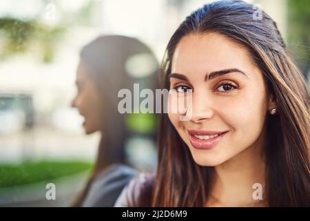 Le sue aspirazioni sono sempre state orientate al business. Ritratto di una bella giovane donna d'affari fuori. Foto Stock