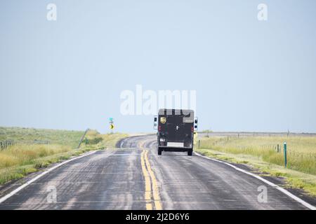 Un camion UPS che guida lungo un'autostrada sulle pianure del Colorado orientale - Agosto 2021 Foto Stock
