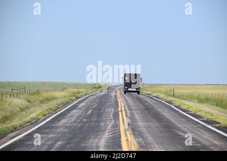 Un camion UPS che guida lungo un'autostrada sulle pianure del Colorado orientale - Agosto 2021 Foto Stock