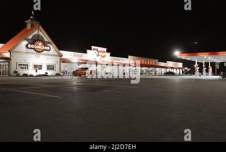 Boomland Truckstop di notte; Charleston, Missouri, è una grande fermata del camion con una vasta selezione di fuochi d'artificio. Hanno quattro sedi in questa zona di mi Foto Stock