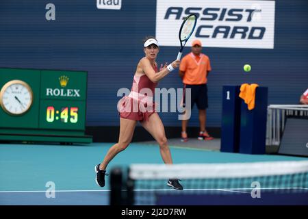 Miami Gardens, Florida, Stati Uniti. 31st Mar 2022. Naomi Osaka del Giappone sconfigge Belinda Bencic della Svizzera durante le semifinali femminili del Miami Open all'Hard Rock Stadium 31 marzo 2022 a Miami Gardens, Florida. Persone: Belinda Bencic . Credit: Hoo Me.Com/Media Punch/Alamy Live News Foto Stock