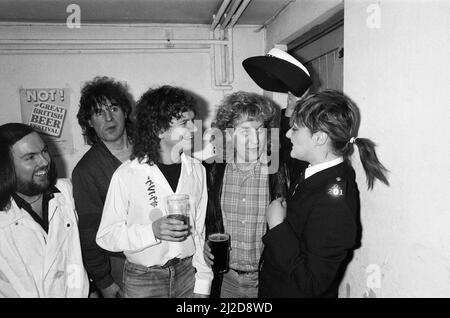 Slade lancia il loro nuovo album 'Rogue's Gallery' con una festa tenuta al Royal Exchange pub di Bilston. Dave Hill, Jim Lea, Noddy Holder e Don Powell sono raffigurati con Liz Lenten dell'Agenzia Songbird. 21st marzo 1985. Foto Stock