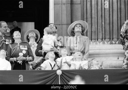 HRH la Principessa del Galles, la Principessa Diana, HRH il Principe del Galles, il Principe Carlo e i loro figli il Principe Guglielmo e il Principe Harry si unirono alla Regina Elisabetta II e alla Famiglia reale sul balcone di Buckingham Palace per la cerimonia del troping del colore del 1985. Foto scattata il 15th giugno 1985 Foto Stock