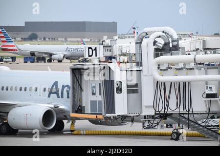 Dallas-ft. Aeroporto di Worth: American Airlines 737 parcheggiata all'uscita sud del D Terminal Foto Stock