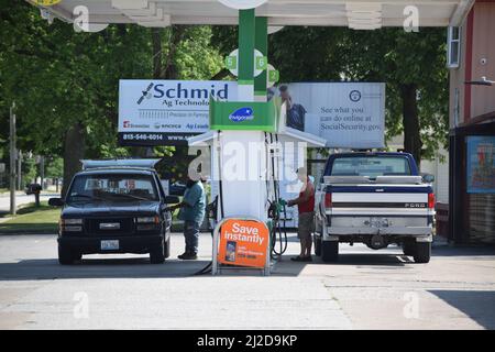 Clienti che pompano gas presso la stazione di servizio BP di Cissna Park, Illinois Foto Stock