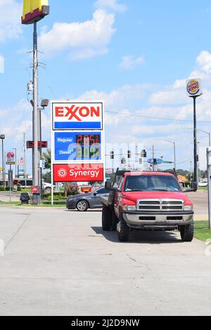 Hope Arkansas: Aziende lungo Hervey Street; camion Red pick-up che entra in un distributore di benzina Exxon Foto Stock