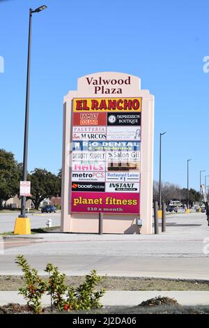 Un cartello con i nomi di tutti i negozi del centro commerciale Valwood Plaza in Farmers Branch, Texas Foto Stock