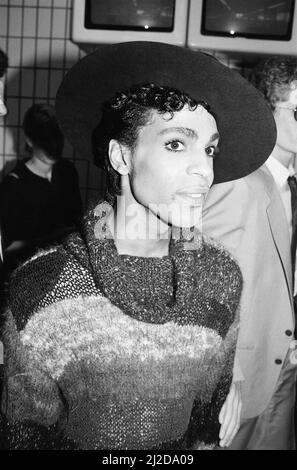 Prince, cantante statunitense, arriva all'aeroporto di Gatwick. È nel Regno Unito per tre concerti, prima tappa del suo Parade Tour, che si terrà alla Wembley Arena, nella foto del 10th agosto 1986. Foto Stock