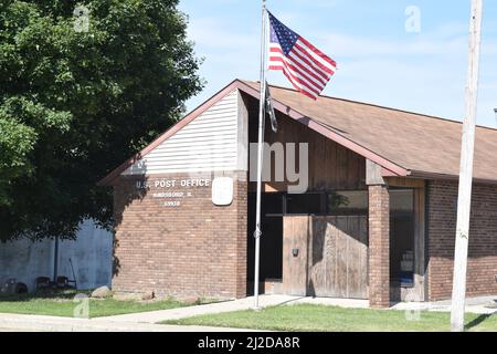La bandiera americana sventola nel vento all'ufficio USPS di Hindsboro Illinois Foto Stock