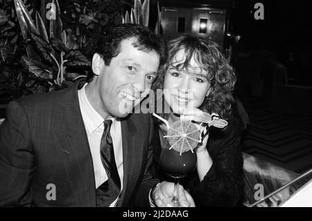 Le stelle di EastEnders Leslie Grantham e Susan Tully partecipano all'apertura della discoteca Paradise Lost, Watford. 15th novembre 1985. Foto Stock