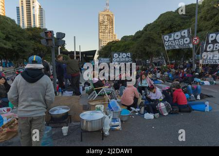 Buenos Aires, Argentina, 31st marzo 2022. I movimenti sociali fanno pretese al governo e come misura di forza si accampano sul viale 9 de Julio di fronte al Ministero dello sviluppo sociale, tra gli altri punti della città e del paese, da ieri 30th marzo. Sono stati campeggio per un giorno che taglia fuori il traffico e genera il caos veicolare. Essi continueranno fino a mezzogiorno di venerdì 1st aprile. Credit image: Esteban Osorio/Alamy Live News Foto Stock