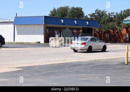 Silver 2004 Toyota Corolla guida lungo una strada in Haskell Texas - Agosto 2021 Foto Stock