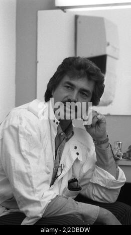 Cantando la superstar Engelbert Humperdinck si rilassa nel suo spogliatoio prima di comparire sullo spettacolo della BBC "Pebble Mill at One". 24th aprile 1985 Foto Stock