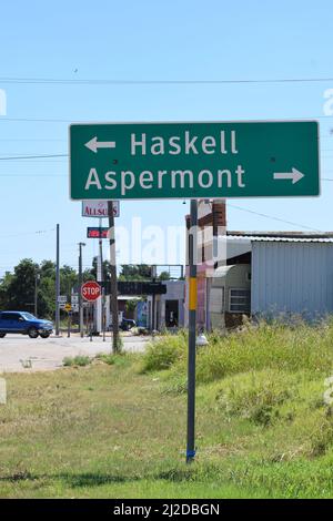 Haskell Aspermont Road segno nella piccola città di Rule, Texas - 2021 agosto Foto Stock
