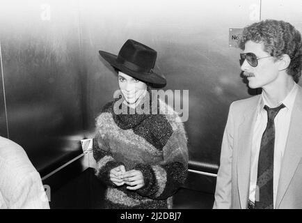 Prince, cantante statunitense, arriva all'aeroporto di Gatwick. È nel Regno Unito per tre concerti, prima tappa del suo Parade Tour, che si terrà alla Wembley Arena, nella foto del 10th agosto 1986. Foto Stock