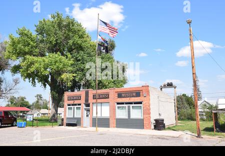 Bandiere che volano sopra il Sedgwick Jailhouse Museum in Sedgwick Colorado - Agosto 2021 Foto Stock