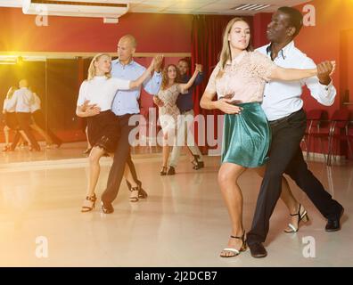 Persone che praticano samba Foto Stock