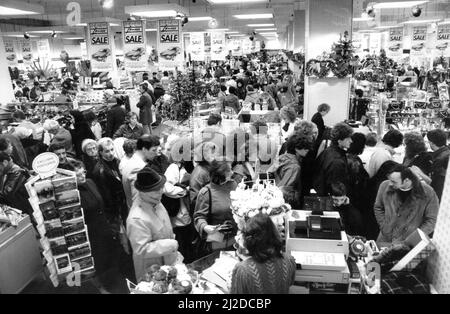 I saldi di gennaio sono venuti presto, acquirenti di Boxing Day in Lewis's store su Argyle Street, Glasgow, 26 dicembre 1985. Foto Stock