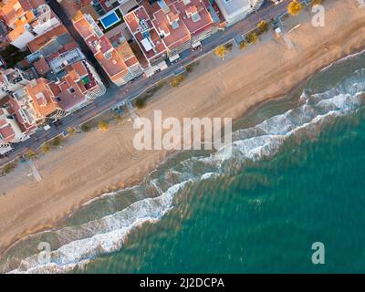 Vista aerea della costa del paesaggio urbano di Calafell con moderni edifici di appartamenti Foto Stock