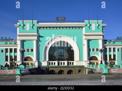 Novosibirsk, Siberia, Russia, 03.12.2022: La stazione principale della ferrovia Trans-Siberiana. La piazza di fronte alla stazione ferroviaria di Novosibirsk-Glavny Foto Stock